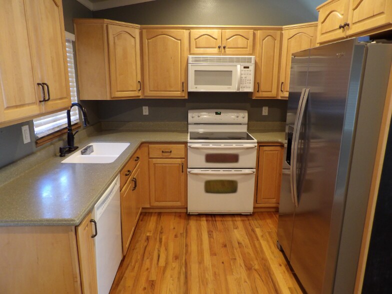 Building Photo - 5560 Sacramento Pl