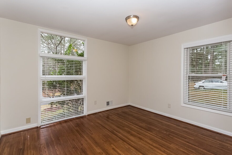 Building Photo - 2432 Woodacres Rd NE