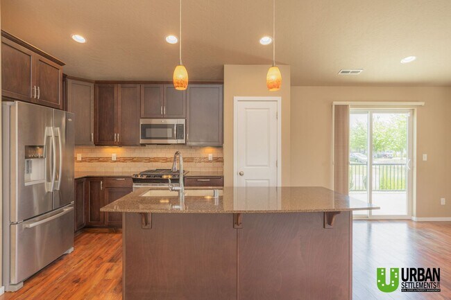 Building Photo - Single Story home with 2 bed and office fo...