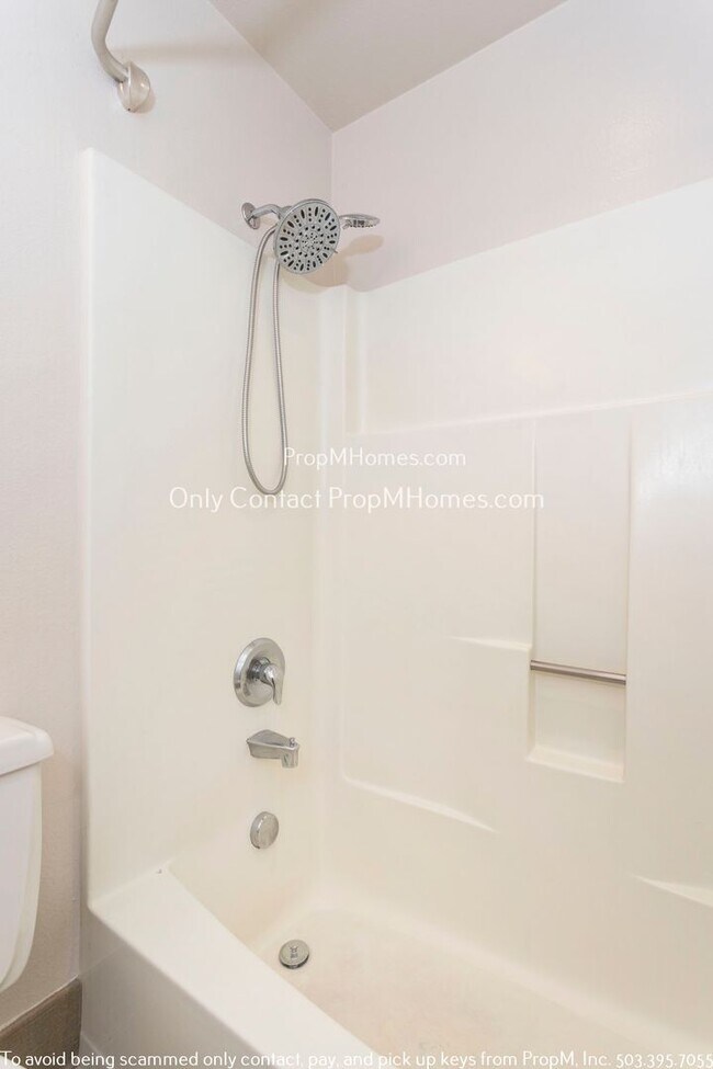 Building Photo - Charming Two Bedroom Condo with Close Access to I-5!
