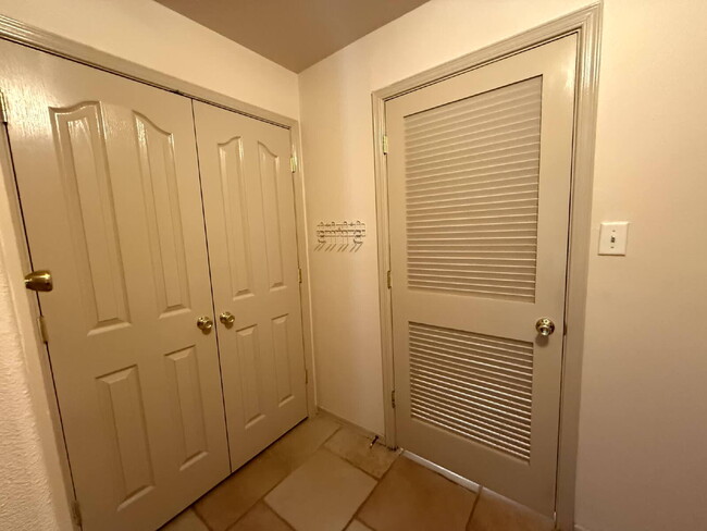 Building Photo - 317 Zenith Dr
