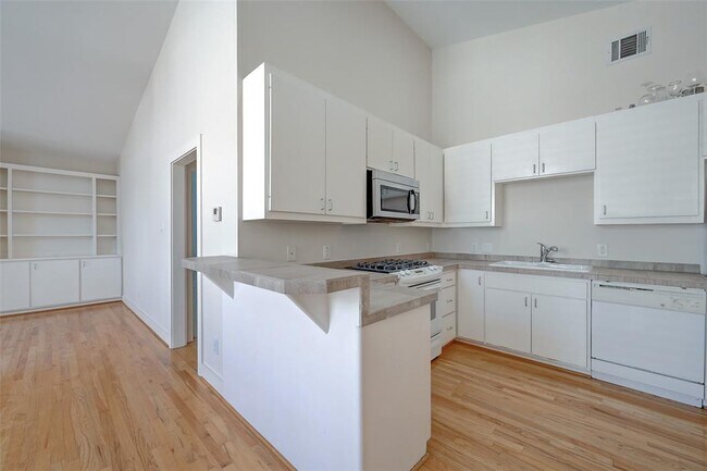 Building Photo - 5723 Larkin St