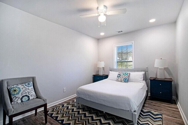 Building Photo - 213 Claire Dr SE