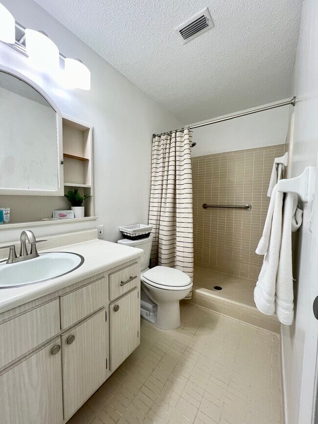 Building Photo - Beautiful 4/2 in Lakewood Estates
