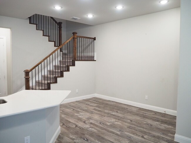 Building Photo - 3 Bed 2.5 Bath Townhouse in Farmers Branch