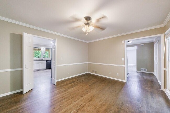 Building Photo - 10565 Shallowford Rd