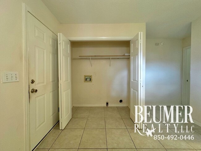 Building Photo - Charming 3-Bedroom Home in Lake Cook Estat...