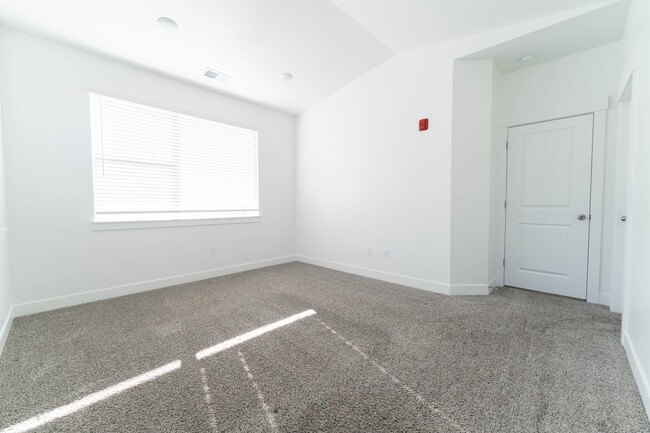 Building Photo - 463 W 60 S