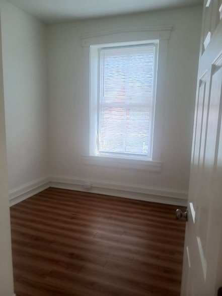 Building Photo - 323 N George St