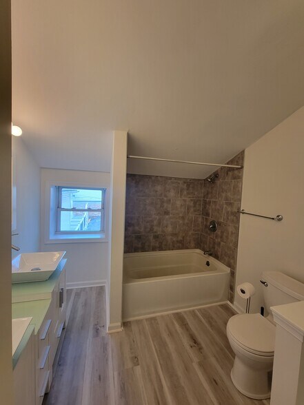 Full Bathroom 2 - 2316 Cambridge St
