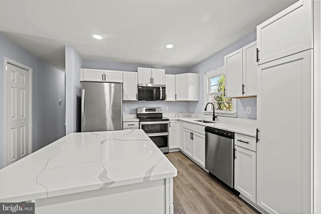 Building Photo - 2402 Raintree Ave