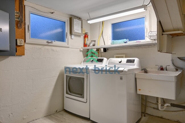 Building Photo - A classic vintage house ready to rent