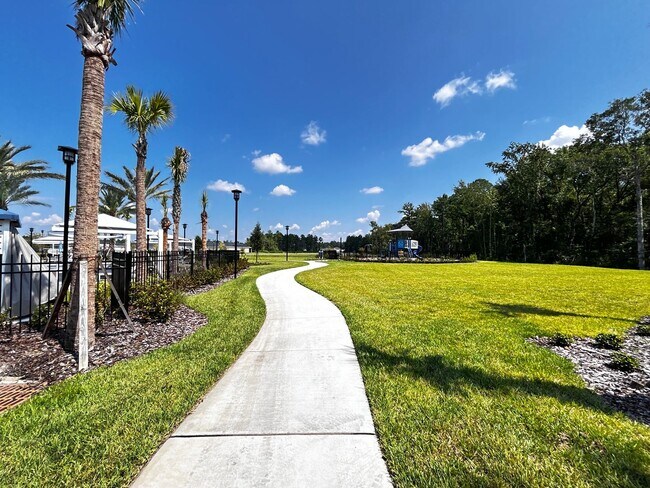 Building Photo - Brand New Pristine 4/3 minutes from River ...
