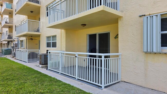 Building Photo - 1161 Hillsboro Mile