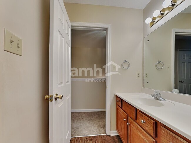 Building Photo - 1112 Oak Haven Rd