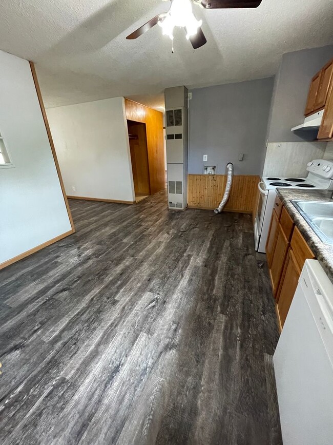 Building Photo - 3 Bed, 1 Bath Home for rent. One level living!