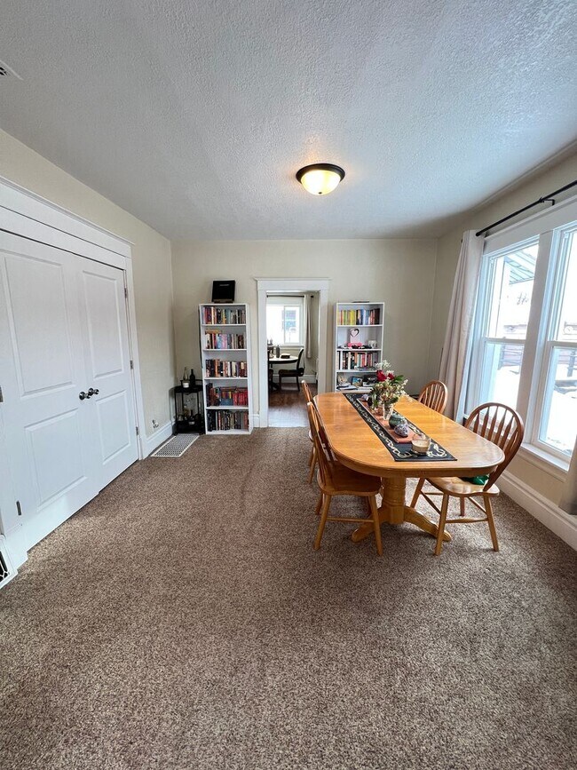 Building Photo - AVAILABLE AUGUST 1 - Spacious 3+ Bedroom Home