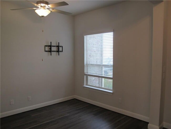 Building Photo - 635 Spinnaker Loop