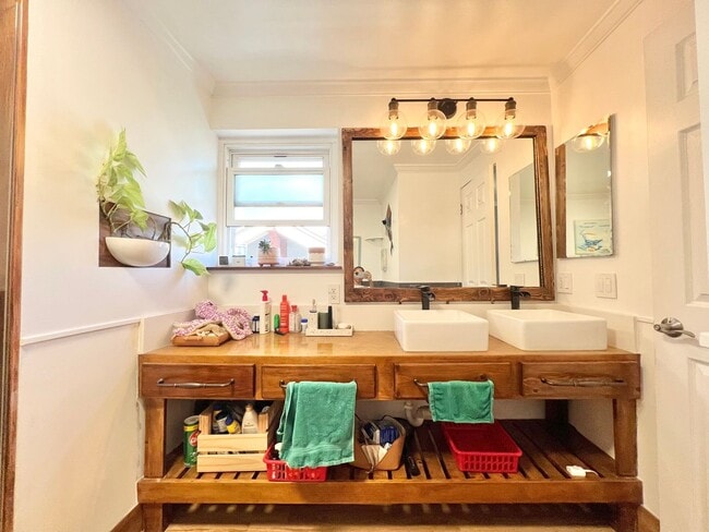 Building Photo - 2 Bed, 2 Bath Condo Near Retro Row!