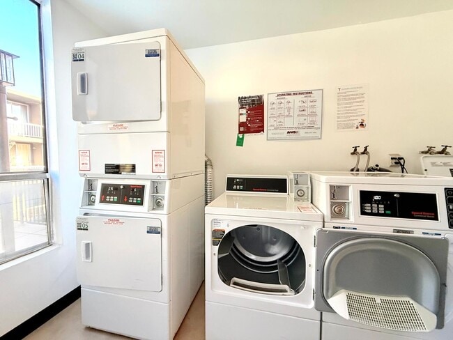 Building Photo - ***MOVE-IN SPECIAL 2 WEEKS FREE RENT***Beautiful Renovated Spacious Courtyard One Bedroom with pa...