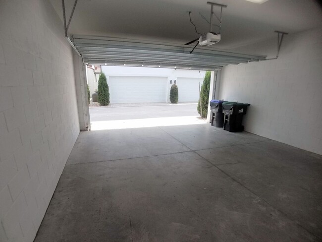 Building Photo - For Rent Stunning Luxury  4/3.5 Townhome i...