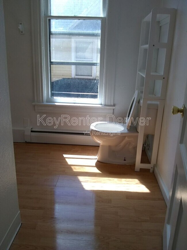 Building Photo - 1118 6th St