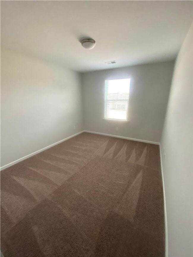 Building Photo - 4 bed 2.5 bath Available in Feburary