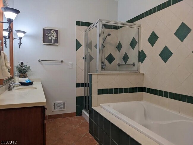 Building Photo - 3-13 Maple Cres