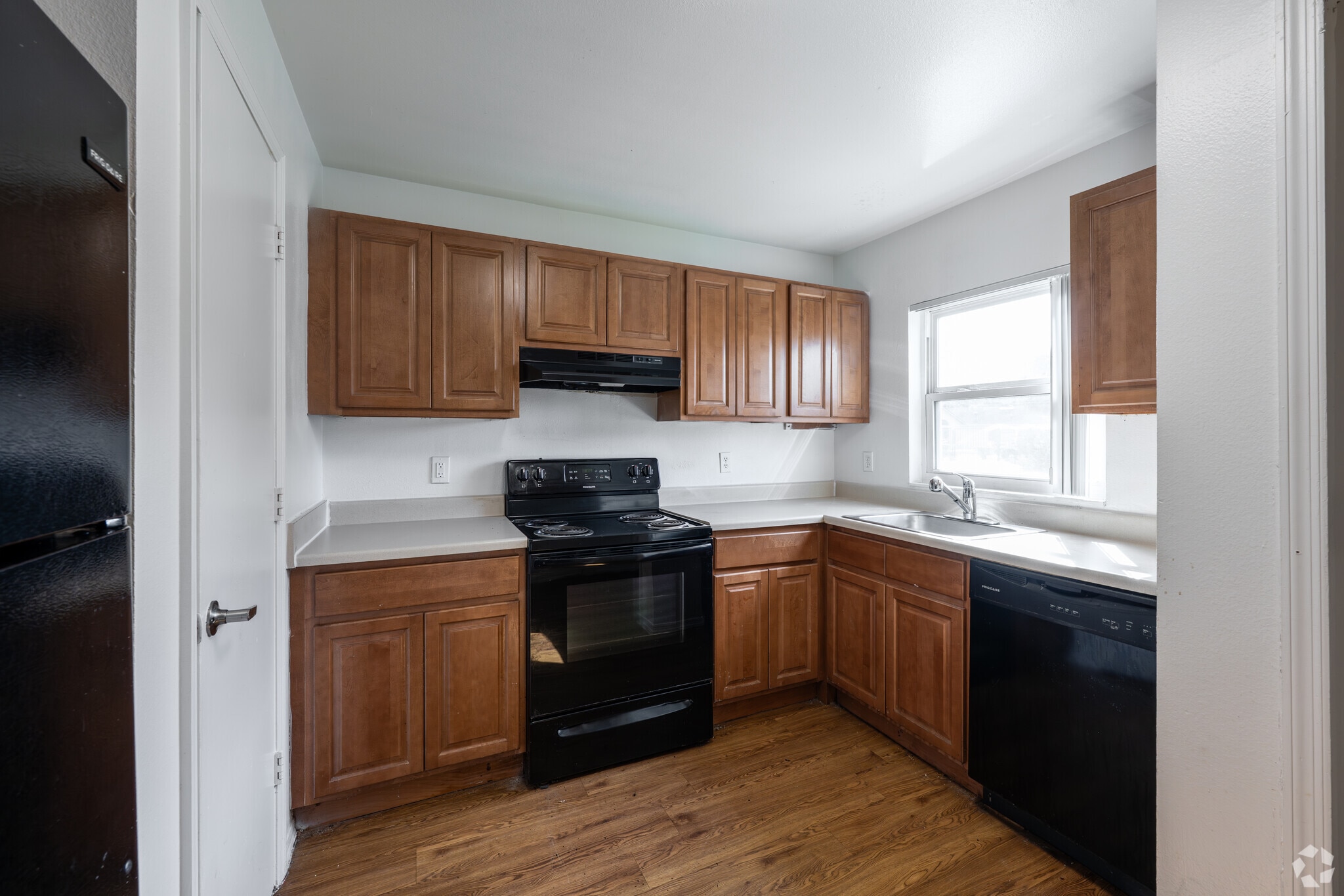 2BR, 2BA - 1,028SF - Kitchen - Timber Sound 1