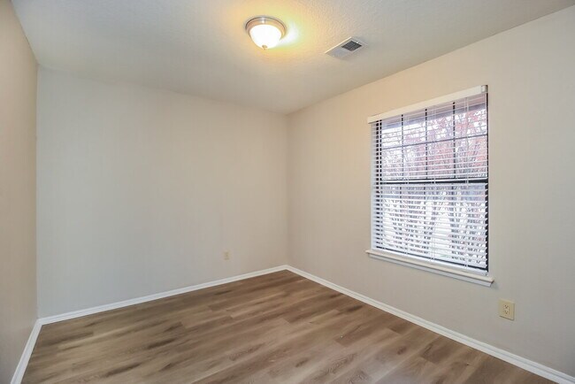 Building Photo - 16 N Greengate Dr