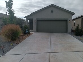 Building Photo - 3 Bedroom, 2 Bathroom Home! Schedule a Sho...