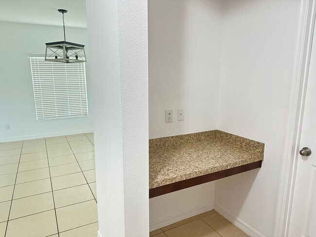 Building Photo - 477 Kestrel Dr