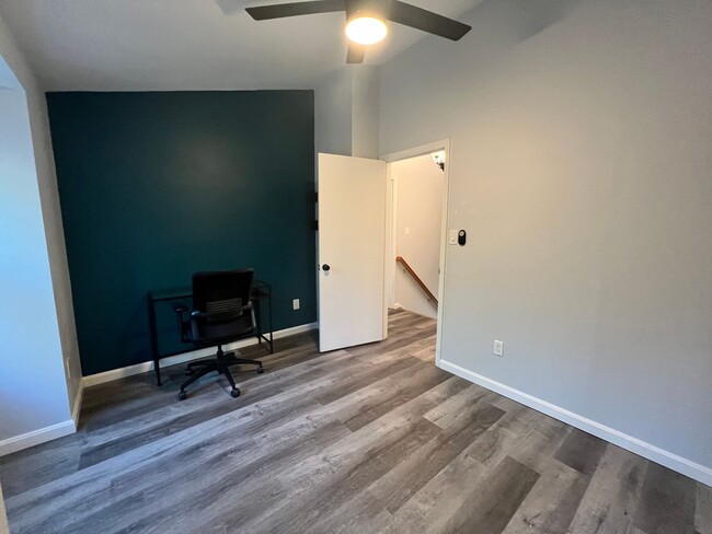 Building Photo - Newly Renovated 4 BR/3.5 BA Townhome in Su...