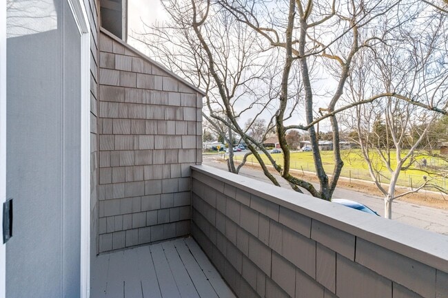 Building Photo - Bright 2 Bedroom 1.5 Bath Condo with Priva...