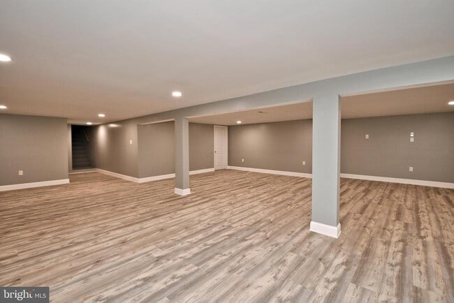 Building Photo - 205 Maple Ave