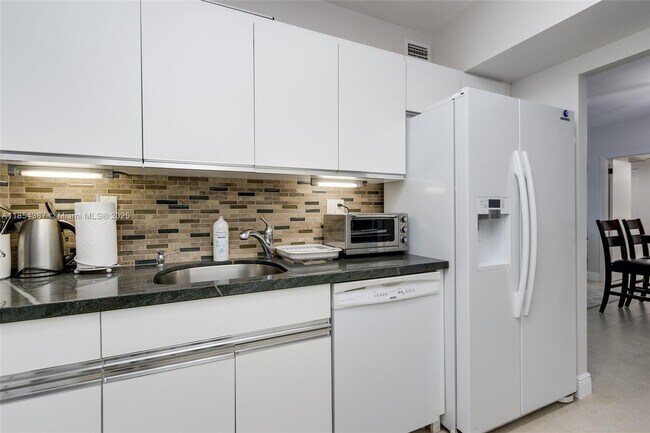 Building Photo - 500 Bayview Dr