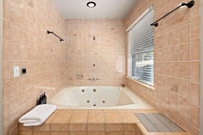 Building Photo - 9063 Mundell Rd