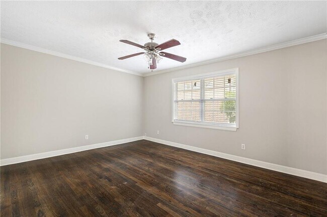 Building Photo - 21 Delmont Dr NE