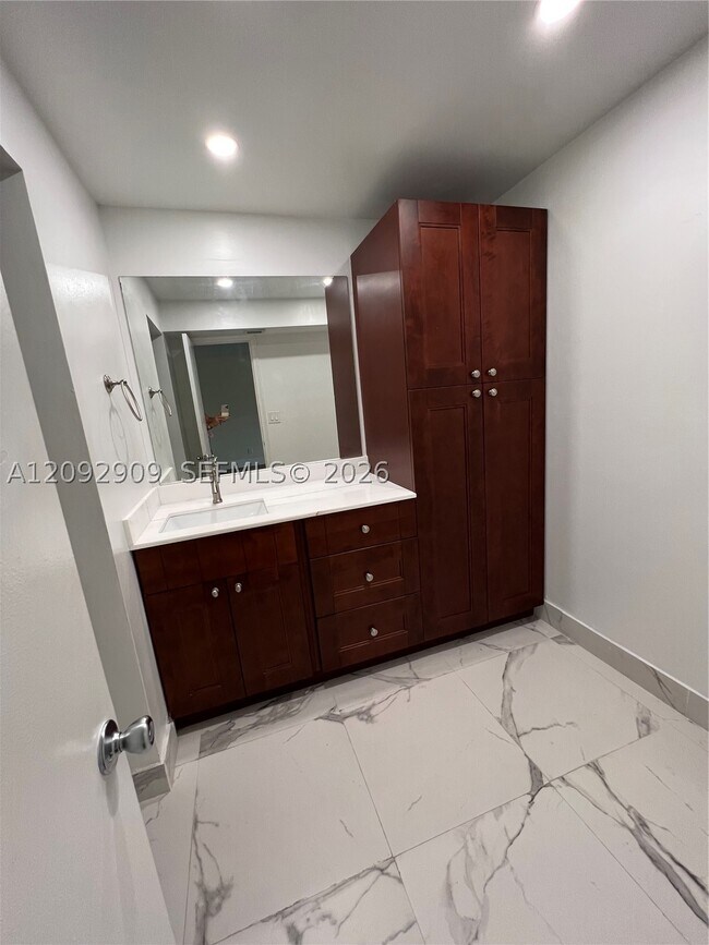 Building Photo - 6655 Racquet Club Dr