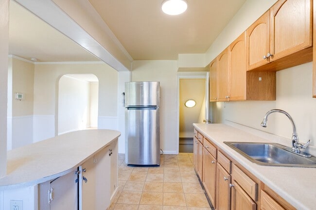 Building Photo - Charming End-Unit Townhome