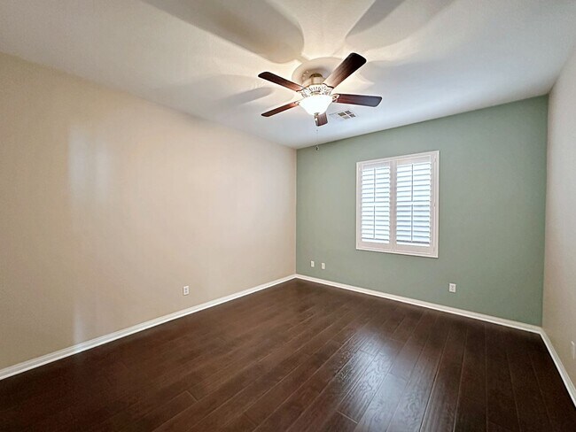 Building Photo - 3 Primary Bedrooms + Loft in Mountain's Ed...