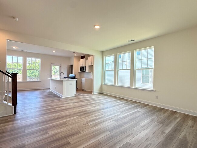 Building Photo - 3 Bedroom End unit Townhome Double Driveway - Lots of Natural Light