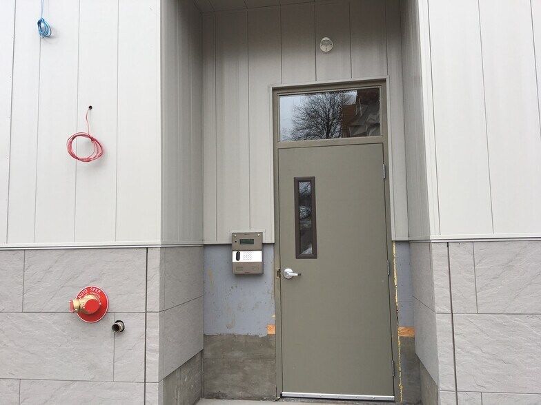 Building Photo - 624 E 1st St