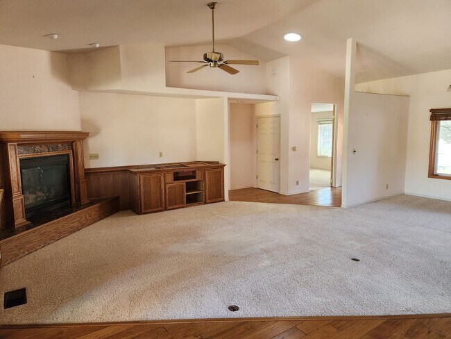 Building Photo - Available in JULY!  Large Single level Sin...