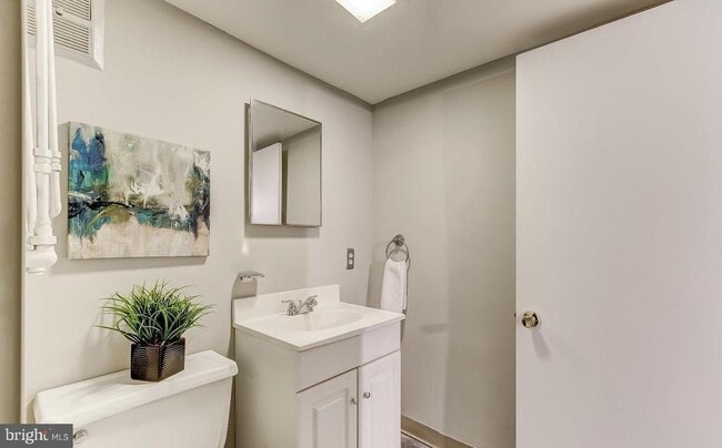 Building Photo - 825 S Charles St