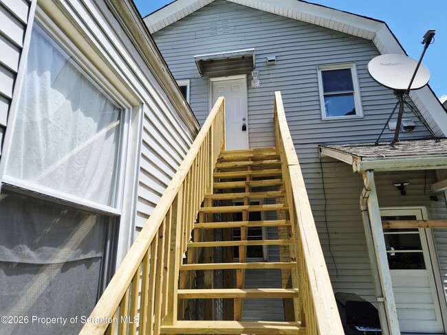 Building Photo - 215 Taft St