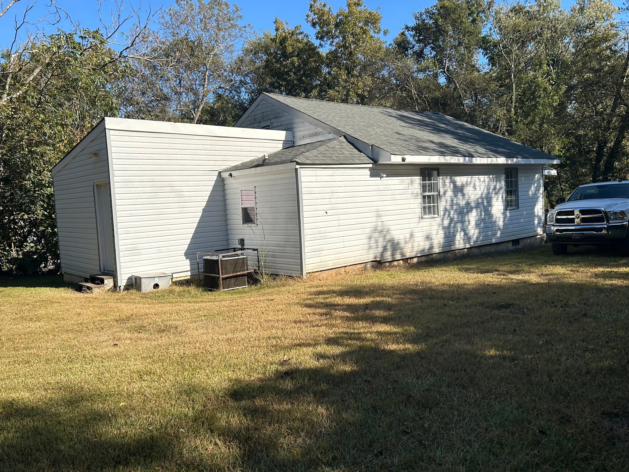 Back yard looking at house - 522 Lee St