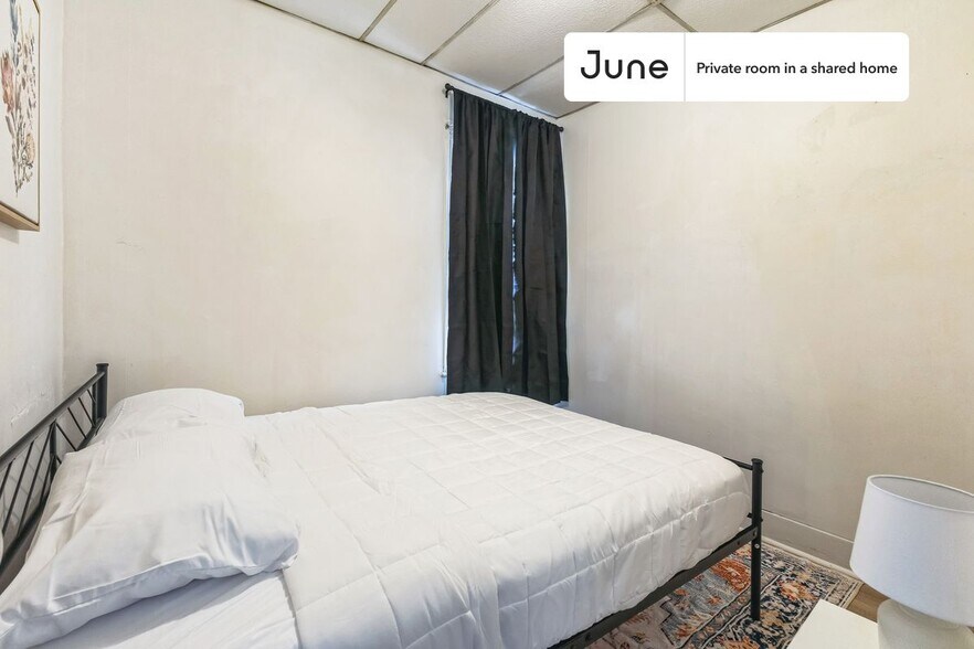 Building Photo - Room in Shared 5 bed/1 bath home