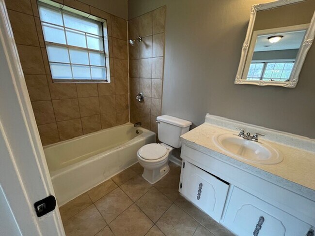 Building Photo - Renovated 4 Bedroom 2 Bath Home For Rent!