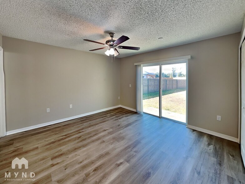 Building Photo - 5704 English Oak Dr S